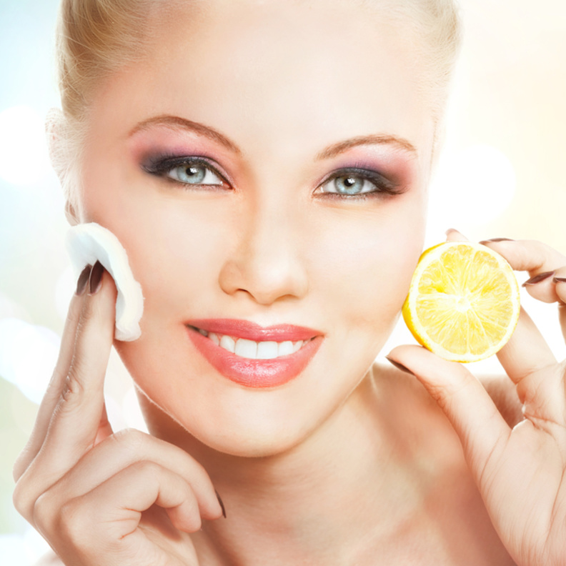 الحامض يحتوي على مواد قابضة تعمل على تضييق مسامات الجلد