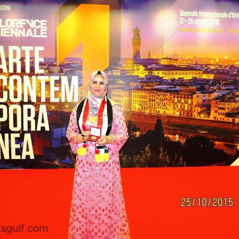  العراقية العبيدي التي فازت بالميدالية الذهبية في المعرض