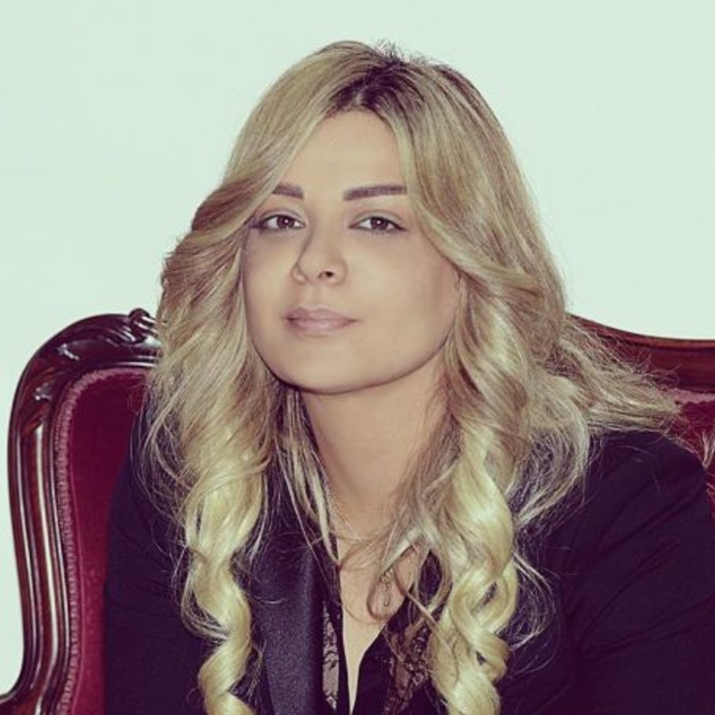 مادلين مطر اثناء تقبلها التعازي بوالدتها