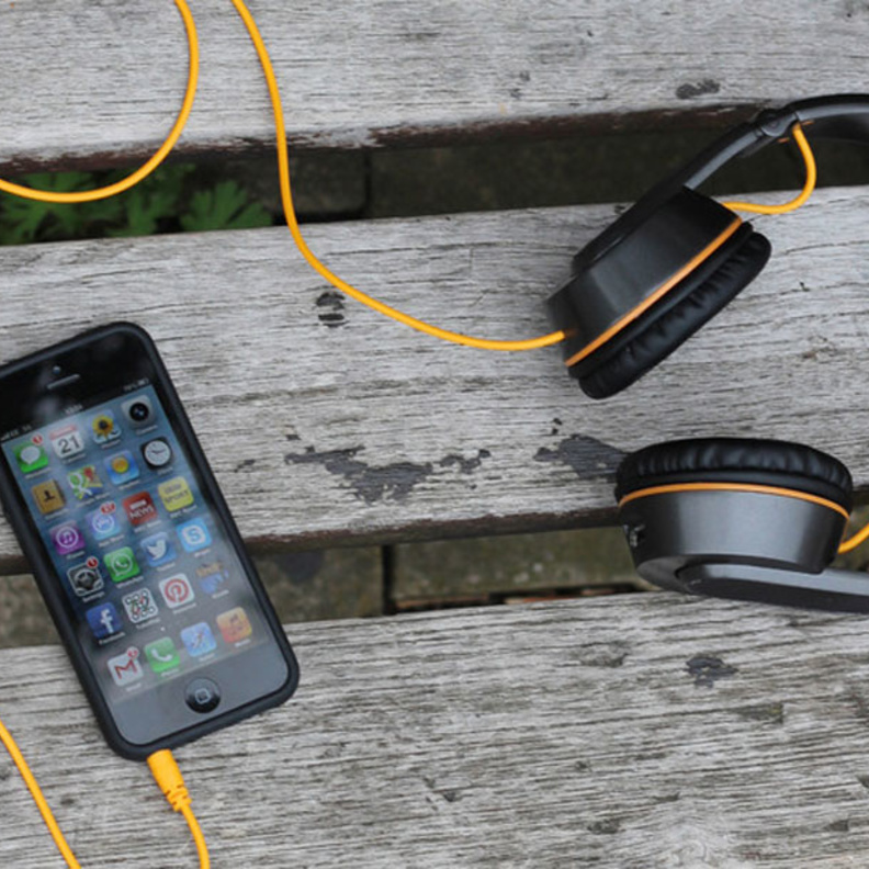 تتمتّع هذه السمّاعات بقدرة شحن الهواتف الذكية