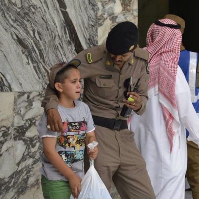 موافق كثيرة تبرز تفاني رجال الأمن في التعامل مع أطفال المصلين في الحرم المكي 