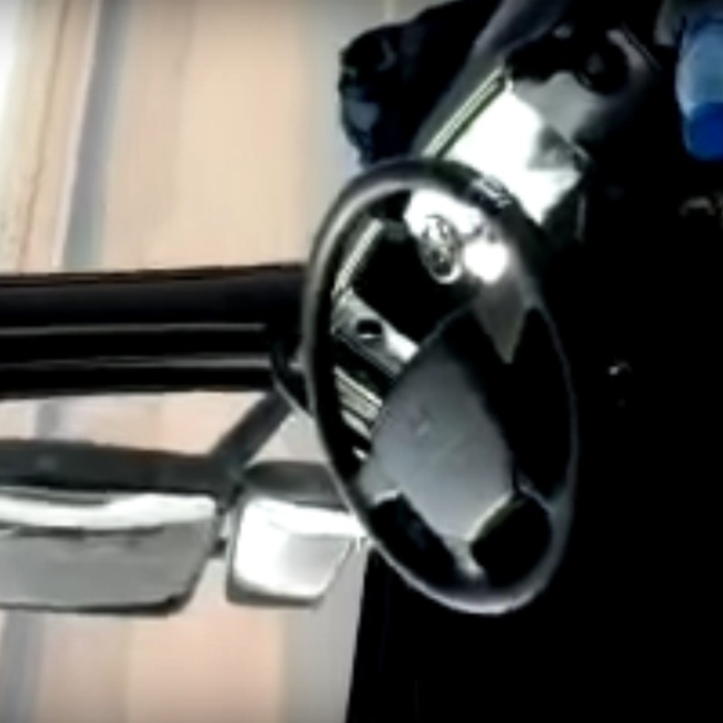 هندي يترك مقعد القيادة على سرعة 100 كم في السعودية