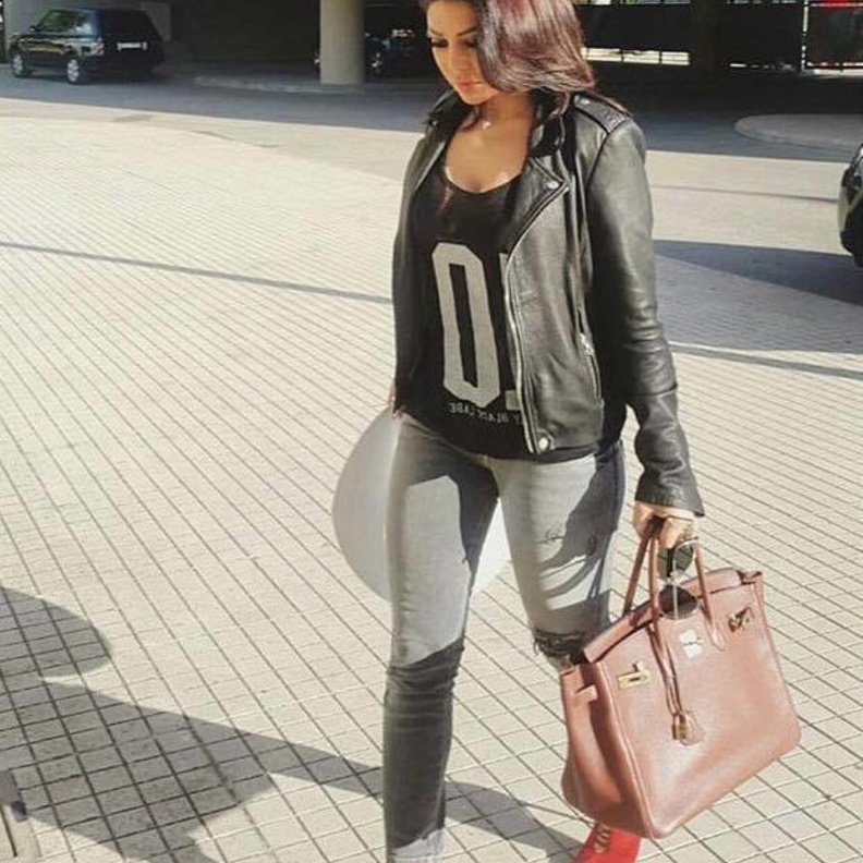 اطلالة كاجوال لهيفاء وهبي مع السترة الجلدية