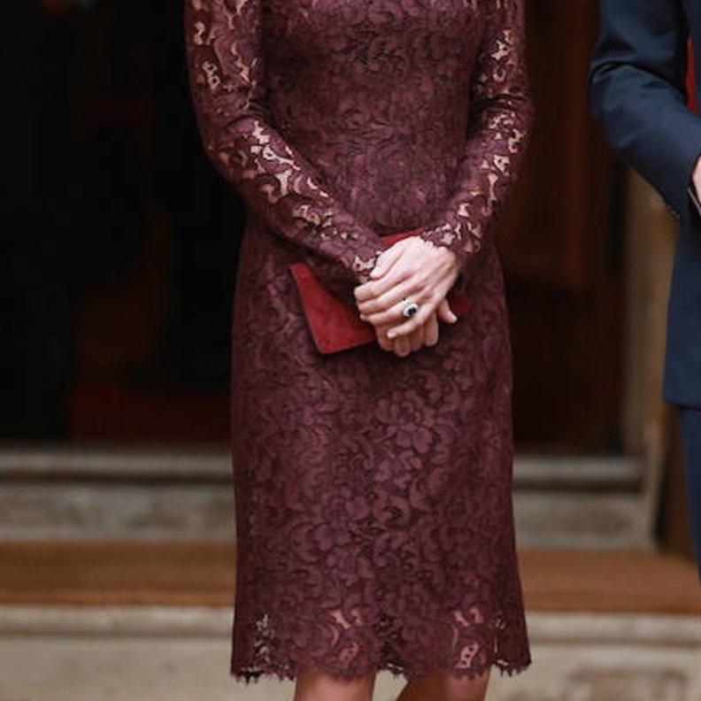 كايت في فستان من الدانتيل العنابي أيضاً من دولتشي أند غابانا