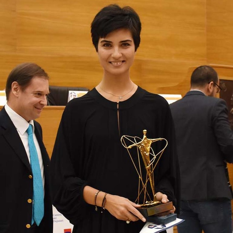 توبا بيوكستون تكرم عن مسلسلها العشق الاسود