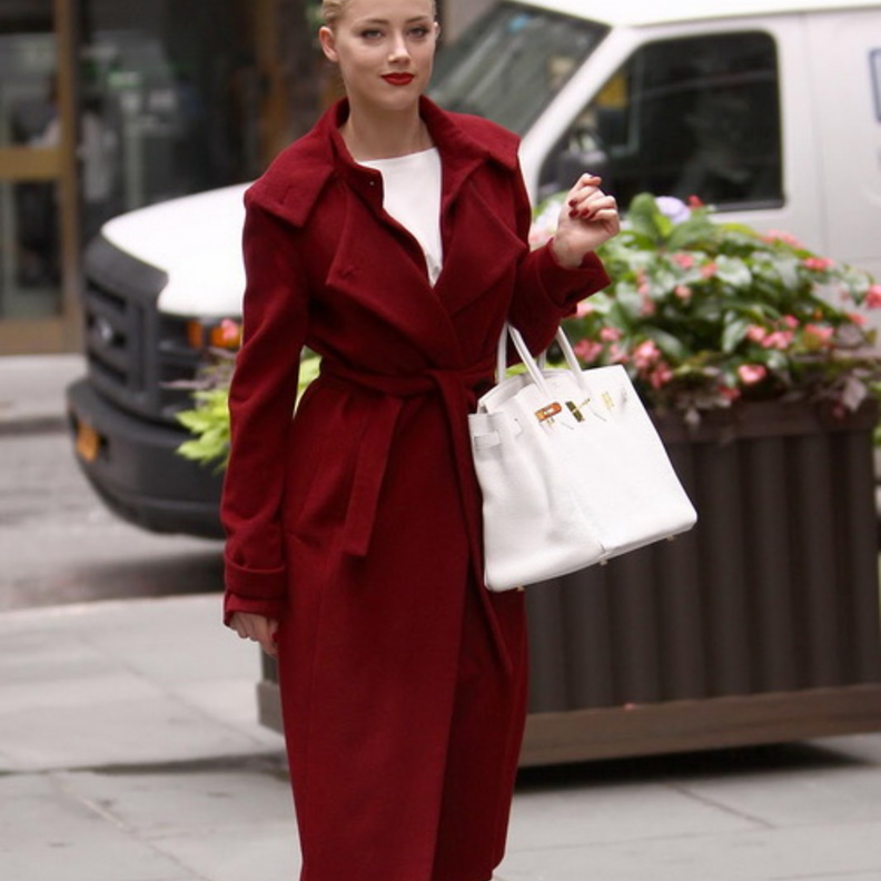 كيم كارداشيان مع حقيبة بيركين بحجم كبير وباللون الأسود