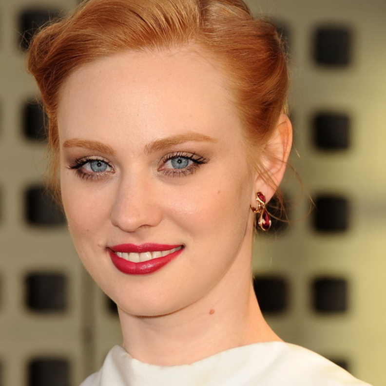 التناغم بين الشفاه البارزة والعيون الهادئة