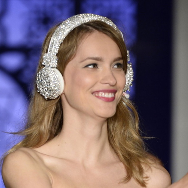 تحرري من الأجهزة الإلكترونية وتفرغي للاستمتاع بالزفاف