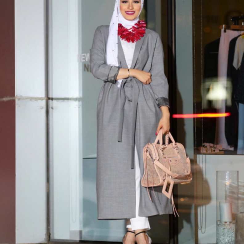 المعطف النيلي يعطي اطلالاتك حيوية