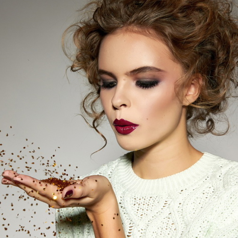 تجنبي هذه الأخطاء لمكياج مشع لمناسبات نهاية العام