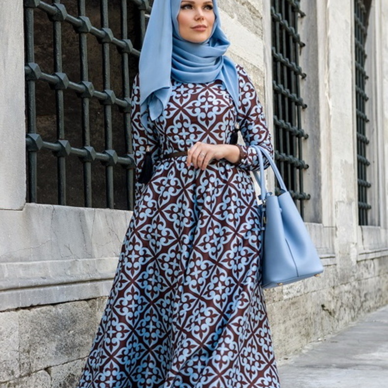  لسهراتك الفاخرة اختاري حجاب باللون الذهبي الهادئ