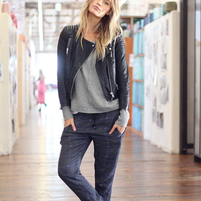 السترة الجلدية قطعة أساسية في خزانة كل سيدة عصرية