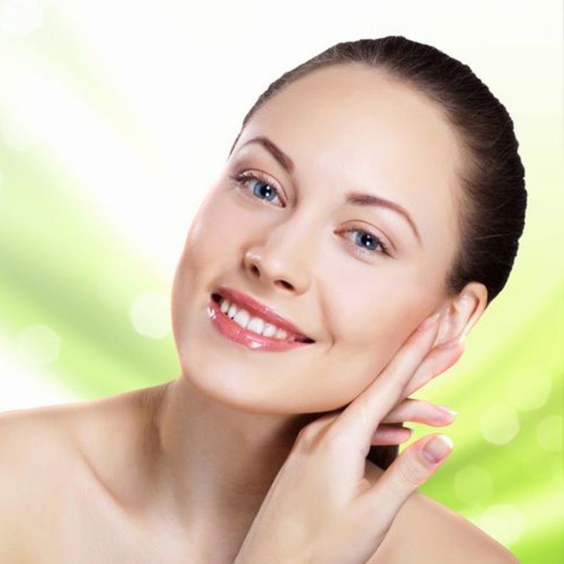 استعملي أقلام الشفاه المغذية التي تبعد التشقّقات والجفاف