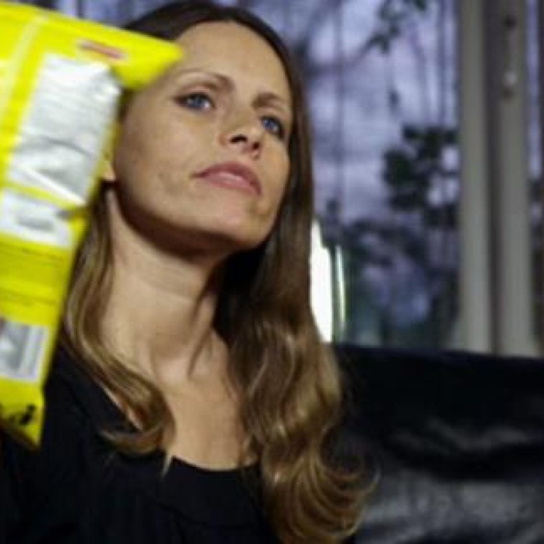 بالصور: بريطانية تعيش على “الشيبس” فقط بسبب جنون العظمة