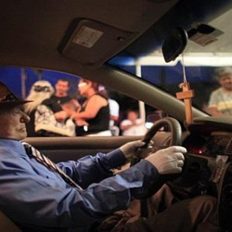 سائق أجرة يقود سيارته إلى مثواه الأخير