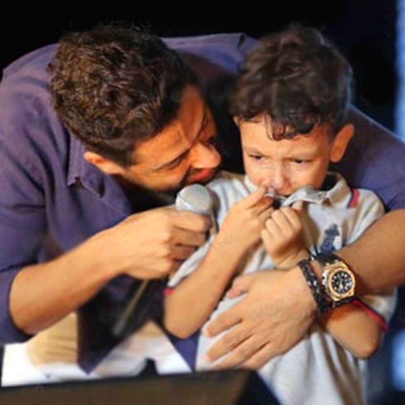 محمد حماقي يوقف حفله بسبب طفل تائه