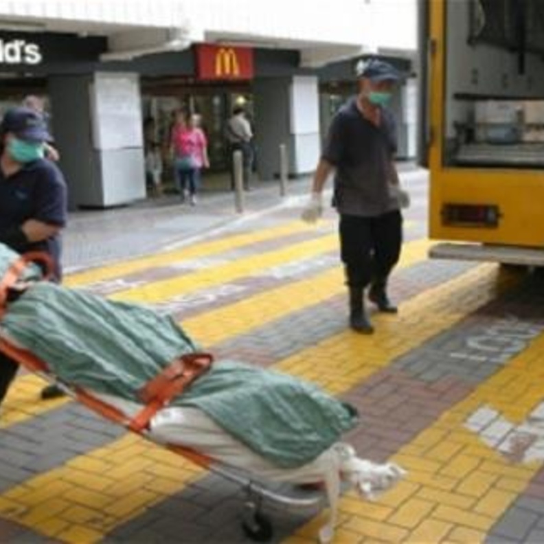 امرأة تجلس لـ 24 ساعة في "ماكدونالدز" وهي "ميتة"