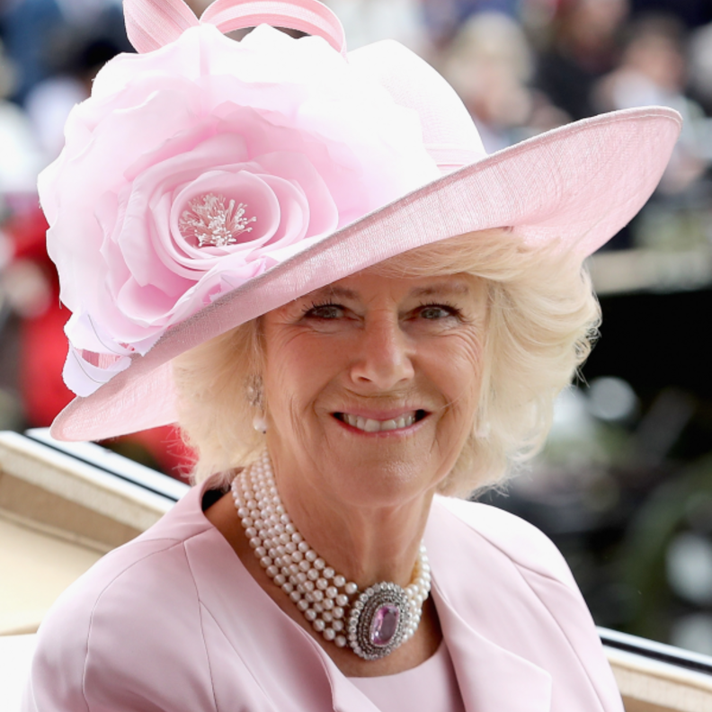 كاميلا باركر ترتدي عقد لؤلؤ رائع مع حجر توباز وردي في رويال آسكوت 