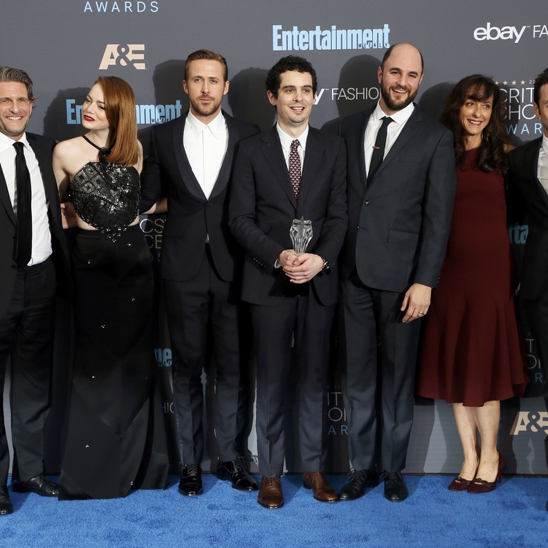 صورة جماعية للفائزين بجوائز Critics' Choice Awards