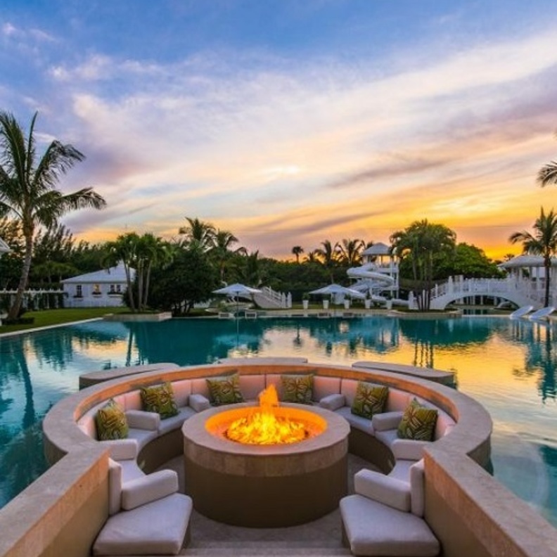 بركة السباحة في منزل الممثل وليام فالديراما