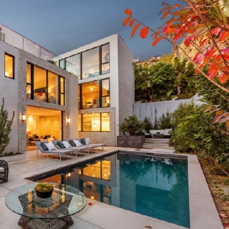 بركة السباحة في إيميلي بلانت و جون كراسينسكي و تبدو أوراق الخريف متساقطة حولها