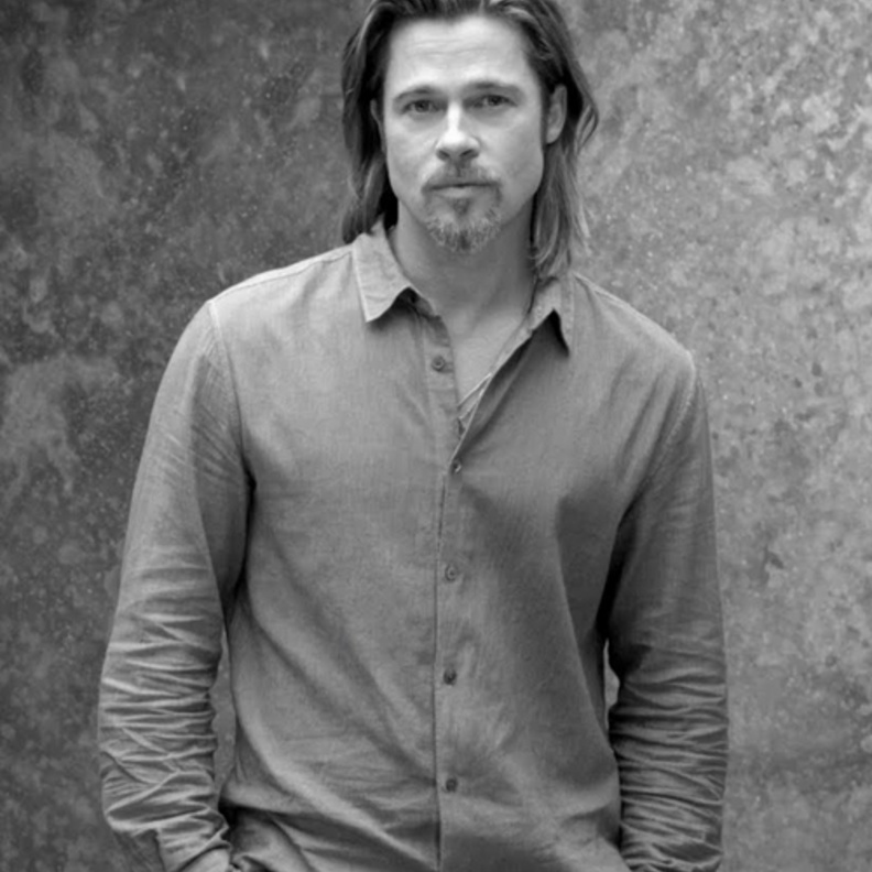 يختار الألوان الفاتحة في إطلالات أحاديّة