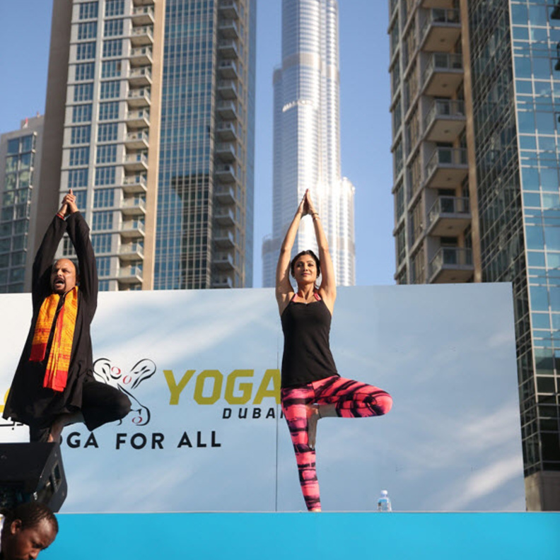 نجمة بوليوود سيلبا شيتي ومدرب اليوغا العالمي سونيل سينغ