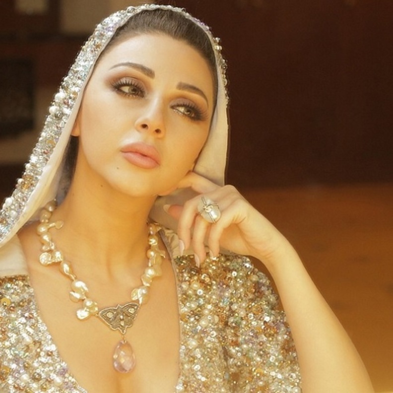 ميريام فارس تتزين بخاتم و عقد طويل من اللؤلؤ