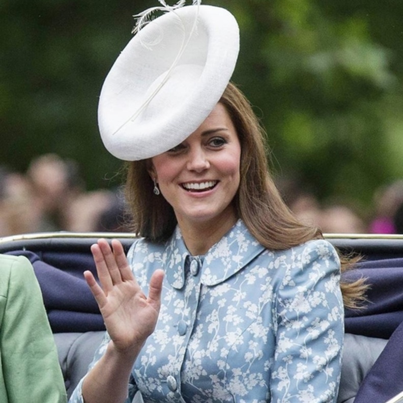 الدوقة كيت ميدلتون تنسق التنورة البيضاء مع جاكيت ابيض واكسسوارات بيج