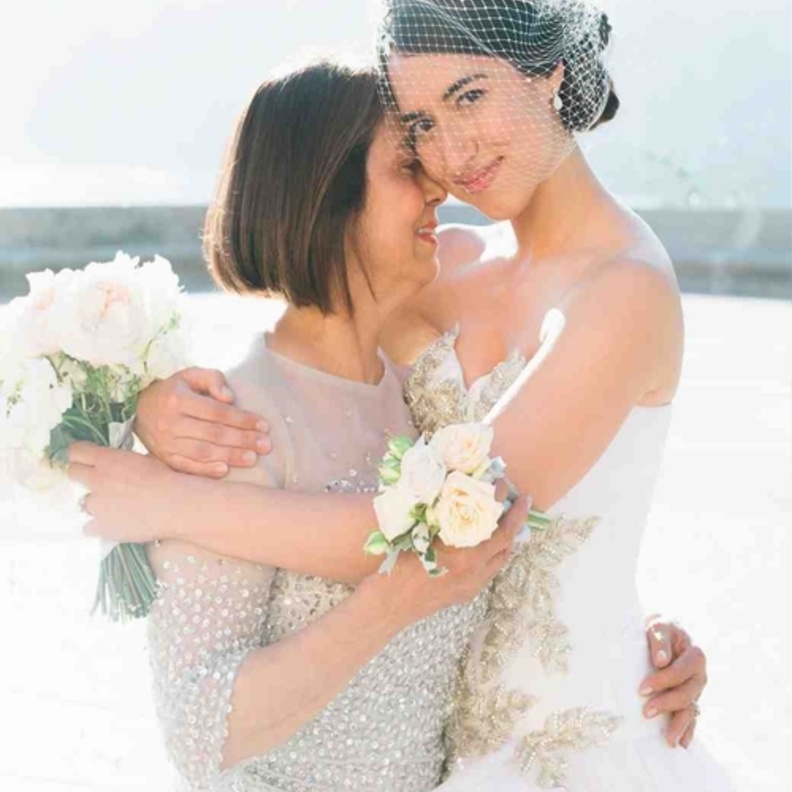 من الطرق المبتكرة لتعليق صور العائلة وتكريمهم في الزفاف