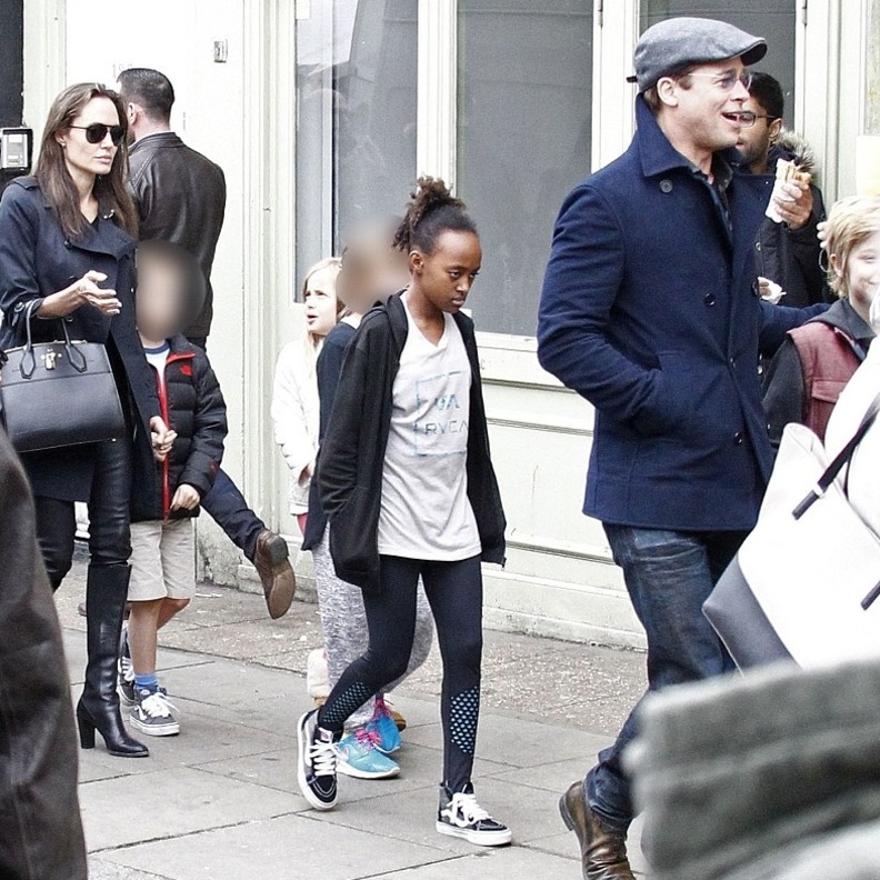 انجلينا بالخلف مع التوأم وامامهم زهره وبراد وتشيللوه