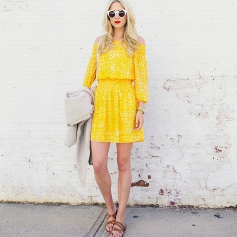 اختاري الأصفر على توب مع جينز أزرق