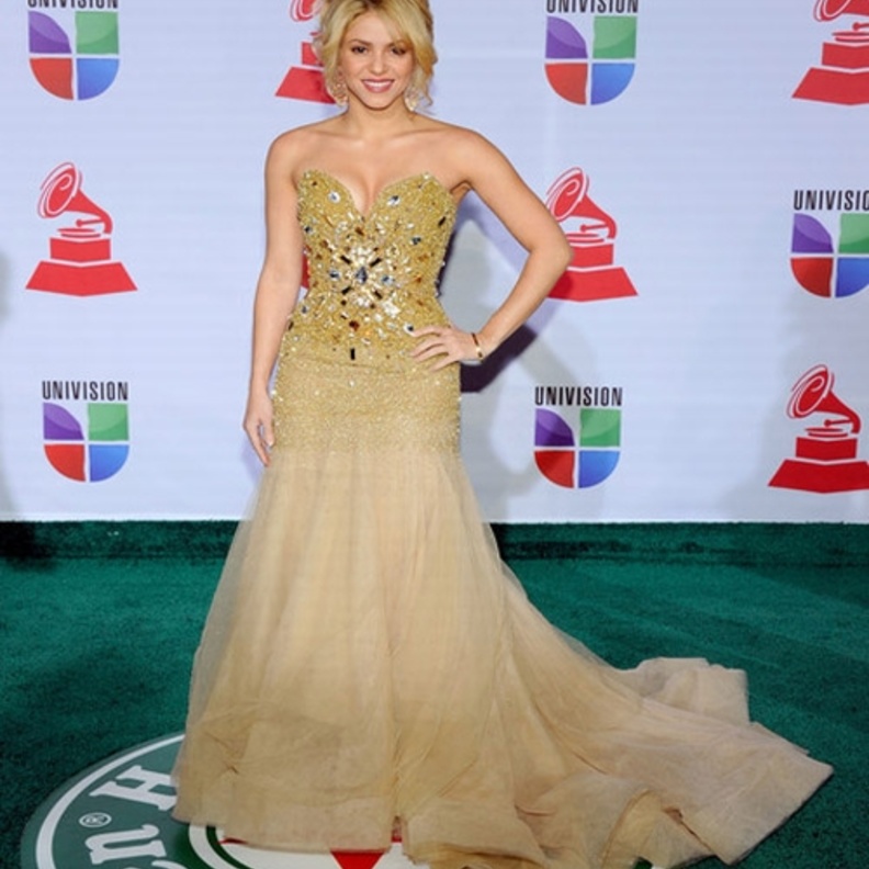 عند اختيارك فساتين السهرة اعتمدي أسلوب شاكيرا في الفساتين الطويلة مع قماش زائد من الأسفل