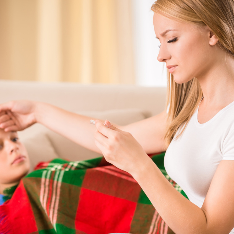 5 اخطاء شائعة تقوم بها الامهات عند خفض حرارة الطفل  