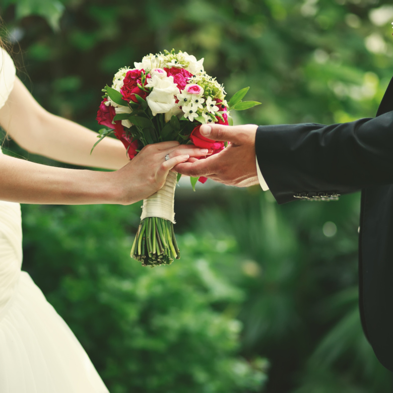 تزوجي بمن يصغرك سنا ولا تخافي هذه الامور ستنسيه انك الاكبر 