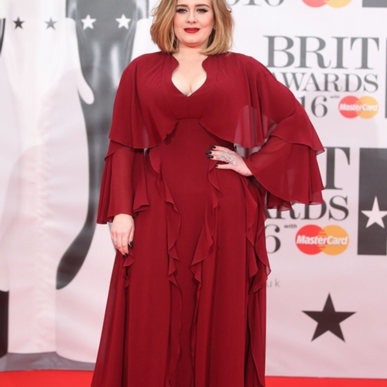 فستان من الدانتيل الأحمر من فالنتينو شاهدنا به اديل في احدى المناسبات