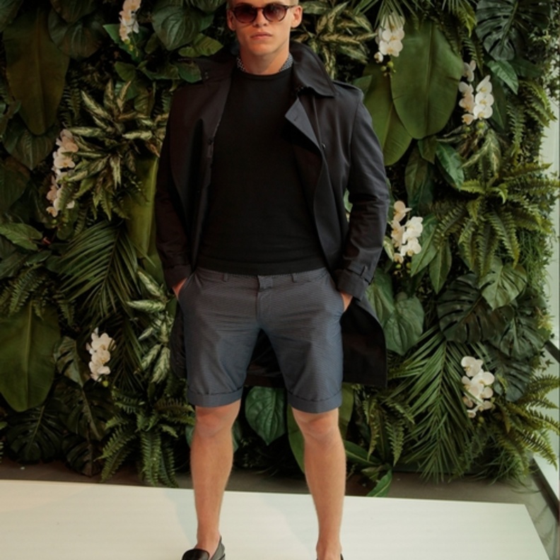 طقم رمادي من تومي هيلفيغر Tommy Hilfiger مع تشيرت 