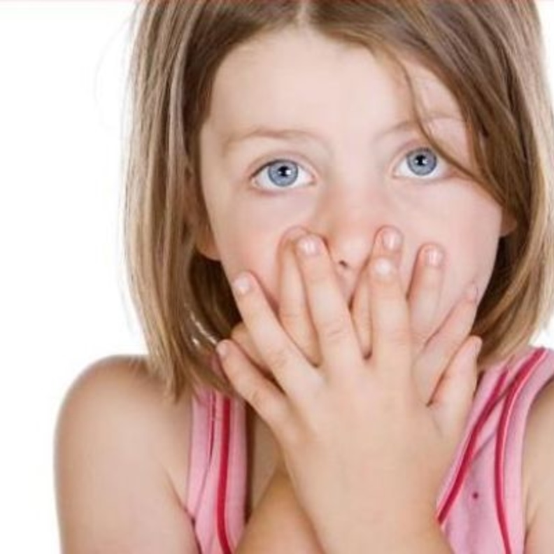 5 اسباب تفسر رائحة الفم الكريهة عند الاطفال