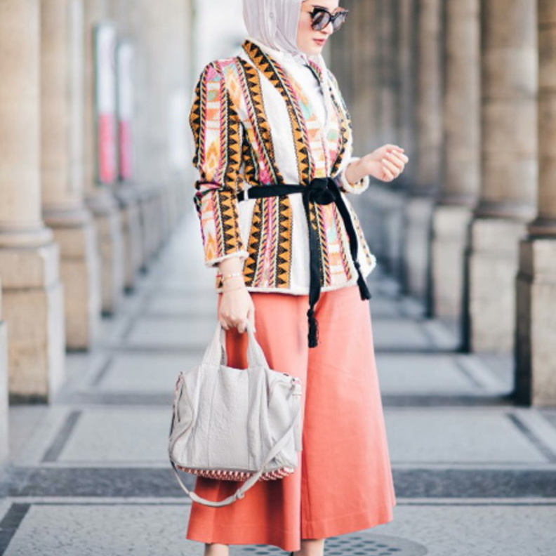 الحزام يبرز أناقة المحجبات بطريقة راقية ولاسيما أن كان موضعه على الخصر