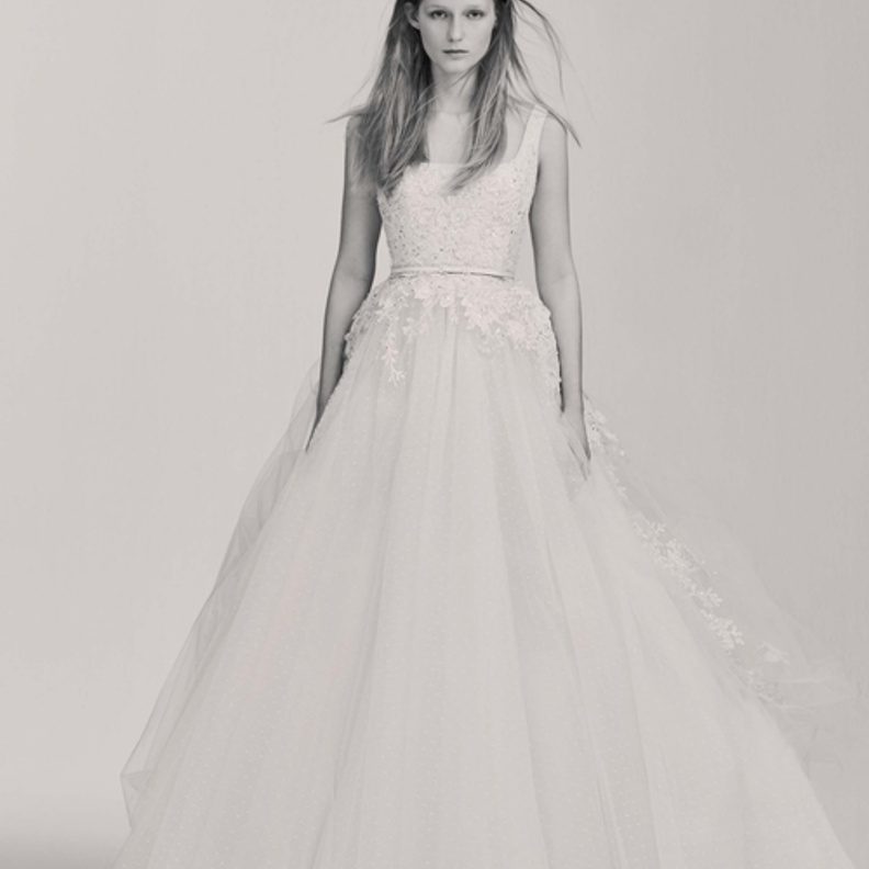 فستان عرس قصير مناسب لعروس قصيرة القامة من ايلي صعب Elie Saab