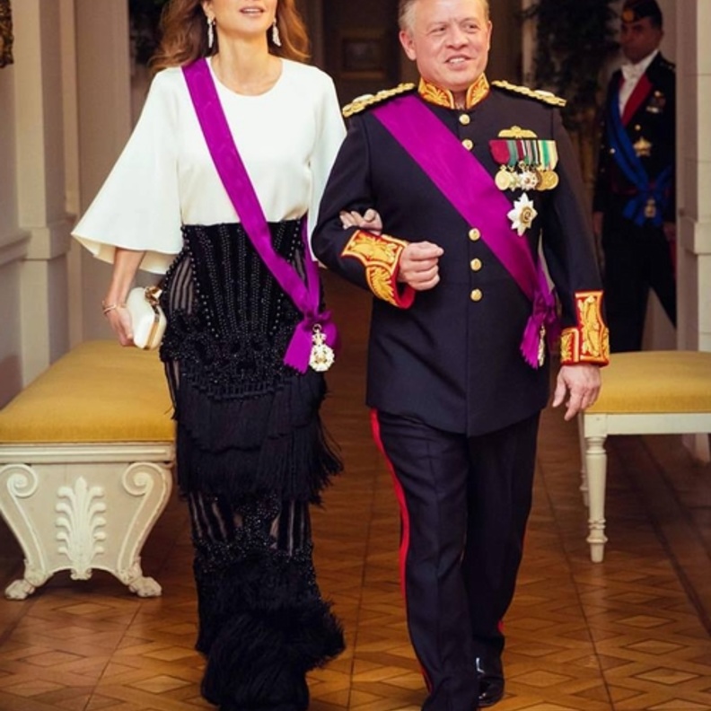 لعشاء مسائي في القصر الملكي نسقت الملكة رانيا تنورة ماكسي براقة مع قميص أبيض من الحرير