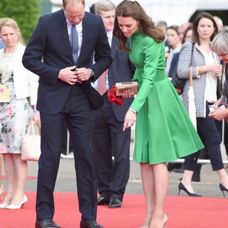 فستان ساحر باللون الزيتي من الكسندر ماكوين