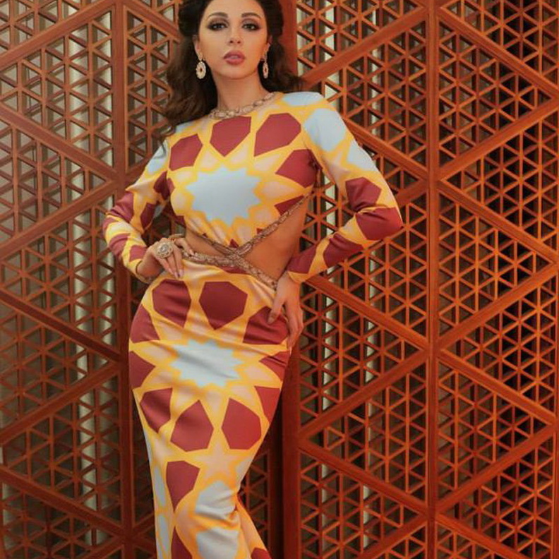 فستان سهرة باللون الأحمر الداكن تألقت به ميريام فارس