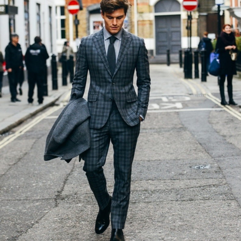 أول ما يلفت نظر المرأة هو أناقة الرجل بالبدلة الرسمية