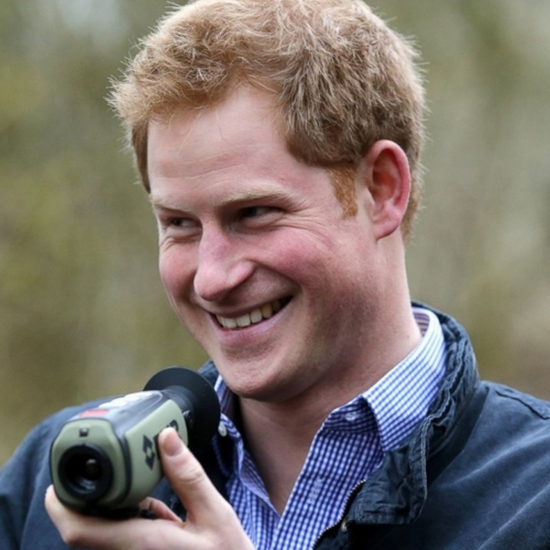 الامير هاري يظهر طبيعته المرحة بصورة طريفة