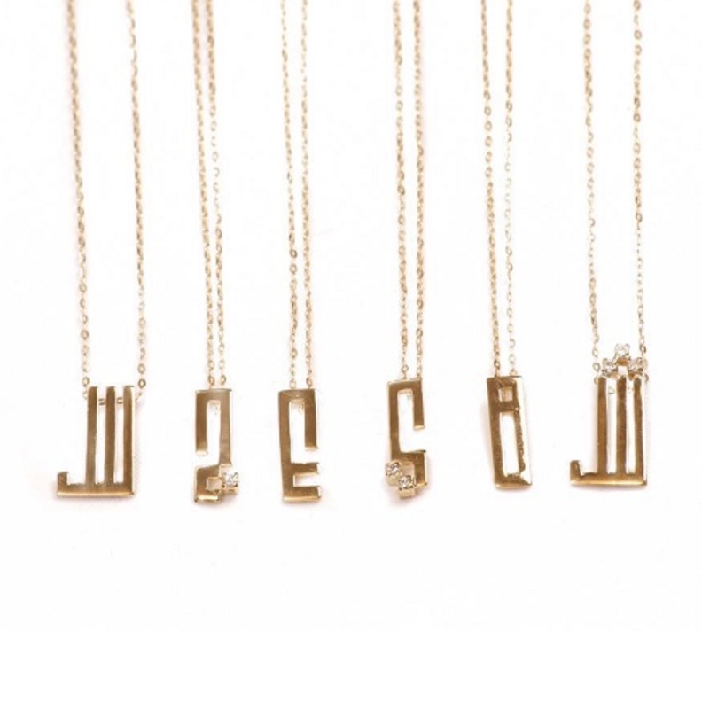 سلاسل ذهب من تصميم السعودية سارة المجيول