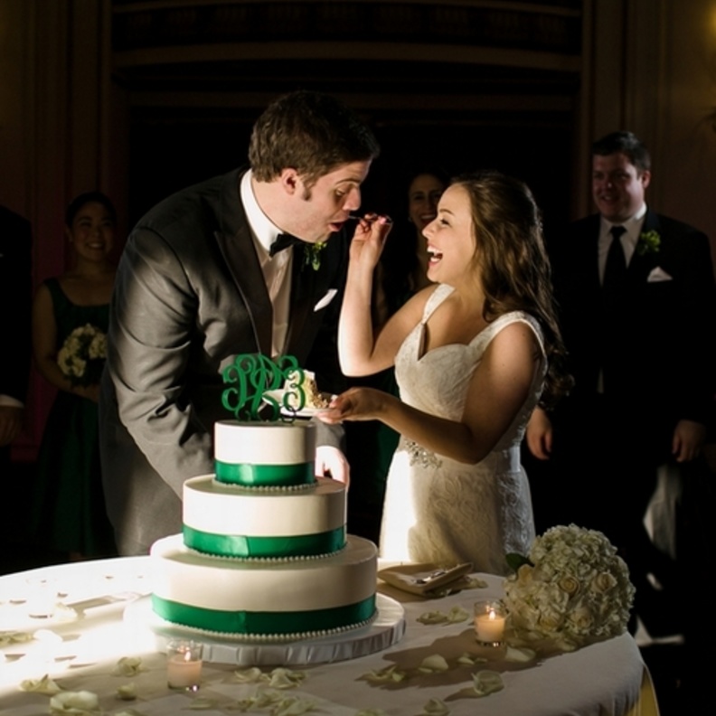 كعكات الزفاف ذات النكهات غير التقليدية مثل كعكة زفاف بنكهة الشوكولاتة والفستق