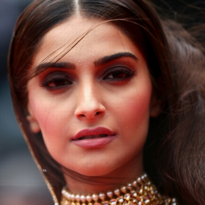 صداقة سونام كابور و سوارا بهاسكار