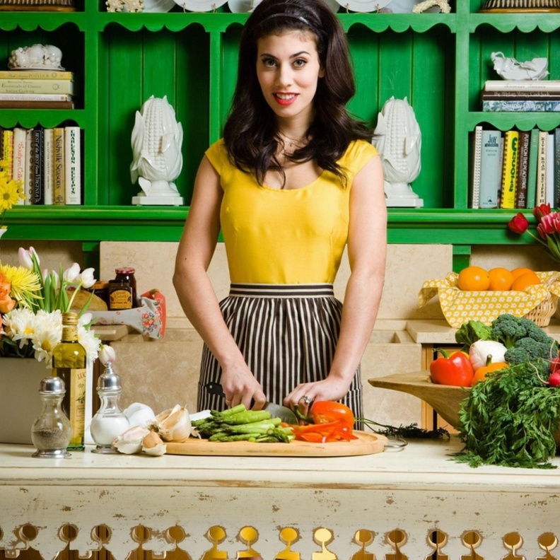 نظمي المائدة بشكل جذاب.. واستبعدي عنها الورود