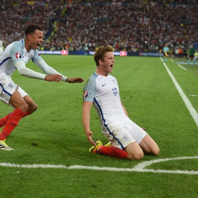 مشادات داخل الملعب من مشجي الفريقين